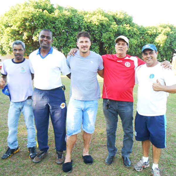 Índio zagueiro ex-Internacional visita escolinha de futebol em Paraguaçu