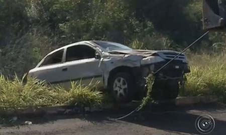 Carro cai em ribanceira na rodovia Benedito Pires em Assis