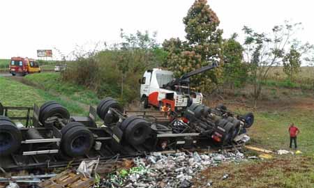 Carreta fica totalmente destruída após acidente em vicinal de Ourinhos
