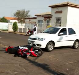 Motorista desrespeita placa de sinalização e causa acidente no centro de Paraguaçu