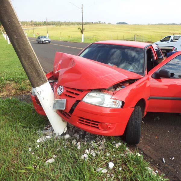 Motorista colide carro contra poste na entrada de Paraguaçu Paulista