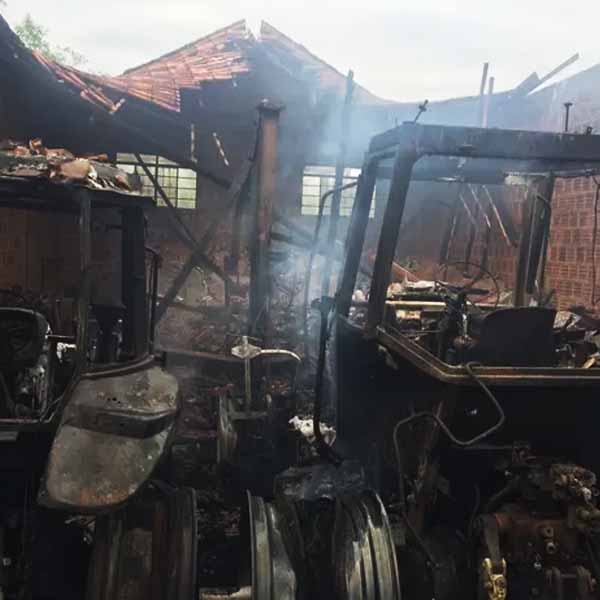 Incêndio atinge barracão e destrói tratores em bairro rural de Assis