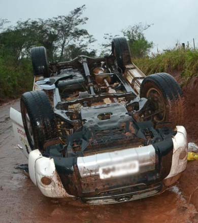 Motorista perde controle da direção e capota Hilux em vicinal