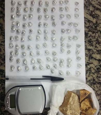 Força Tática apreende mais de 100 pedras de crack em casa de acusado