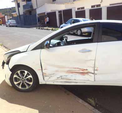 Motorista não respeita sinalização e causa acidente no centro de Paraguaçu