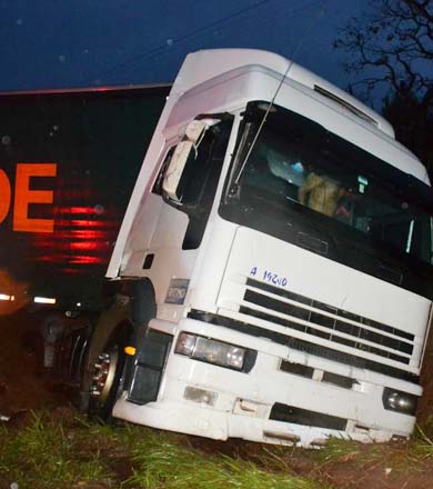 Carreta dá 'L' e sai da pista após motorista frear em pista molhada