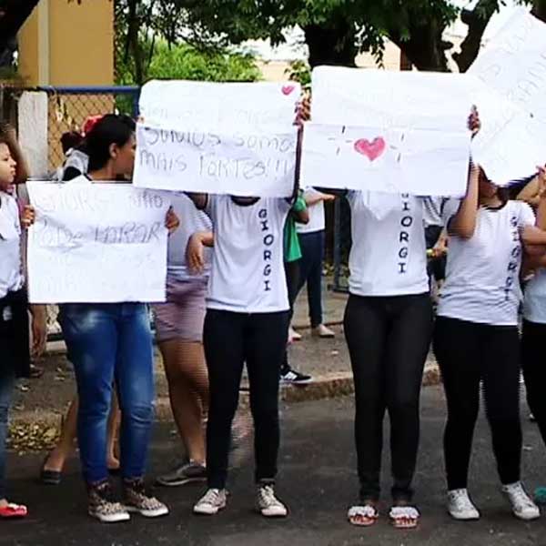 Pais e alunos protestam contra mudanças em escolas estaduais de Rancharia