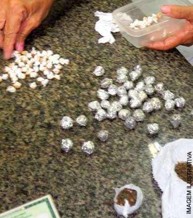 Pedras de crack e porção de maconha são apreendidas em imóvel no Aldo Paes Leme