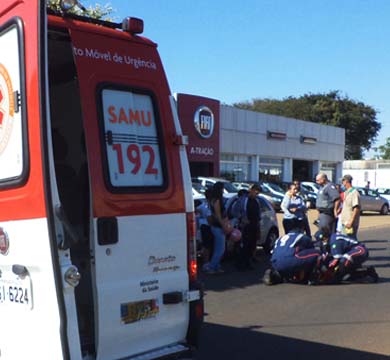 Motorista abre a porta do carro e atinge ciclista na Av. Siqueira Campos