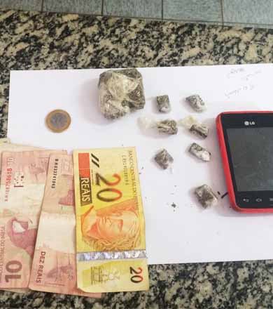 PM encontra porções de maconha dentro de sofá e apreende adolescente