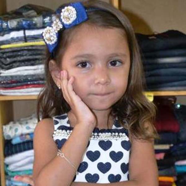 Giovana faz sessão fotográfica com as novidades do Cantinho do Bebê