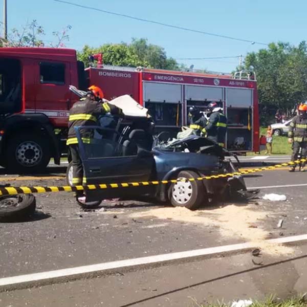 Pai e filho morrem em acidente entre carro e caminhão próximo a Marília