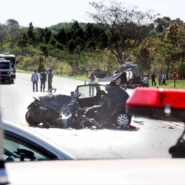 Choque entre carro e carreta na SP-294 deixa quatro feridos