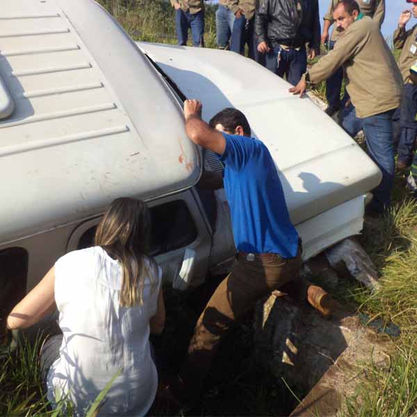 Paraguaçuenses ficam feridos após volante travar e causar acidente