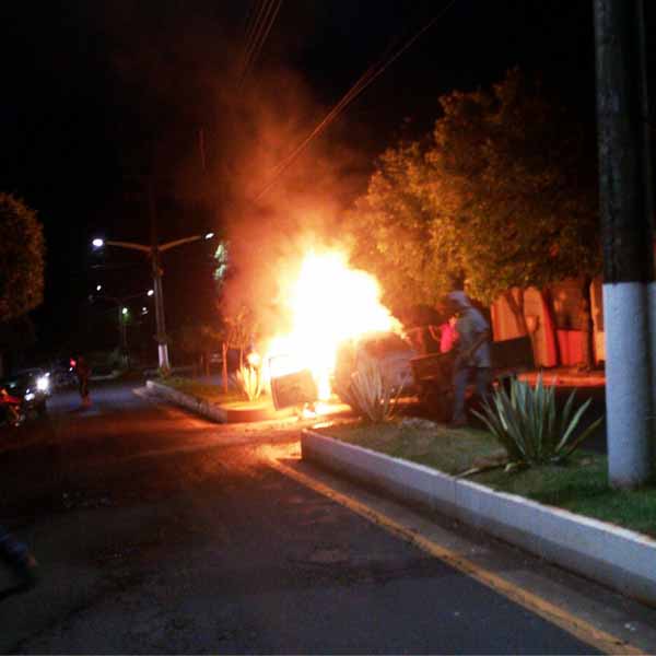 Fusca pega fogo e passageira sofre ferimentos