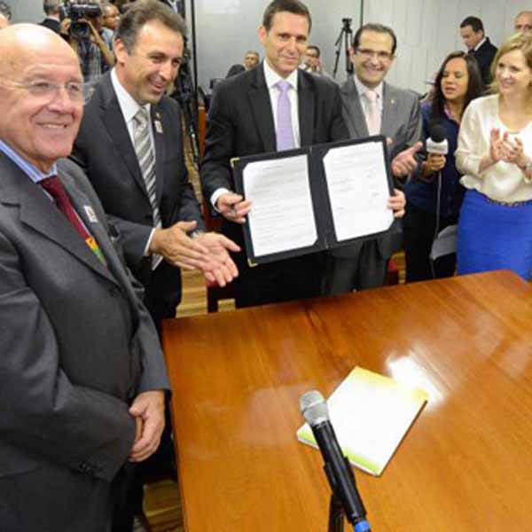 Paraguaçu marca presença na assinatura do termo de cooperação entre Alesp e Aprecesp