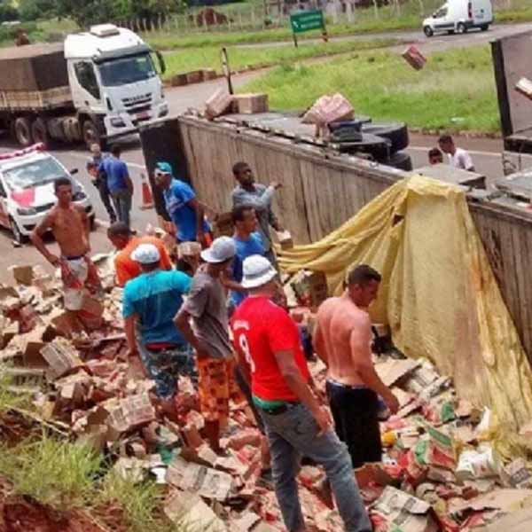 Polícia investiga saque em carga de caminhão que tombou na Raposo Tavares