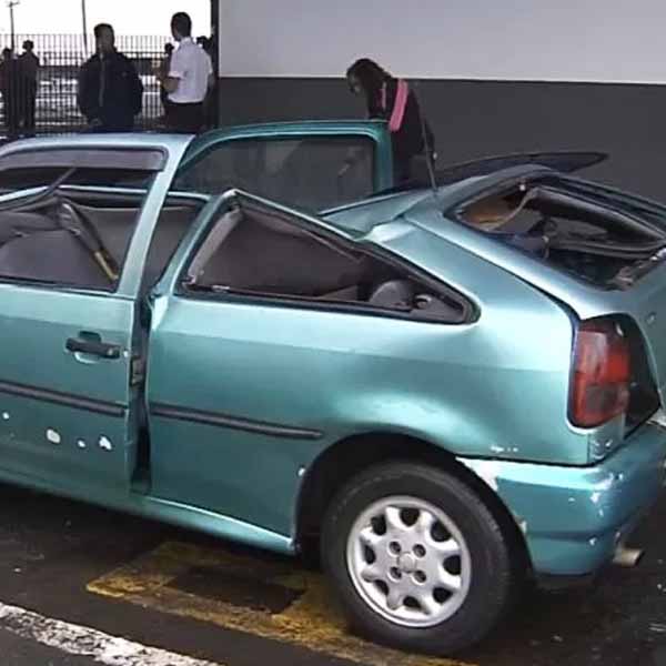 Carro é atingido por calha na rodoviária de Marília e fica destruído