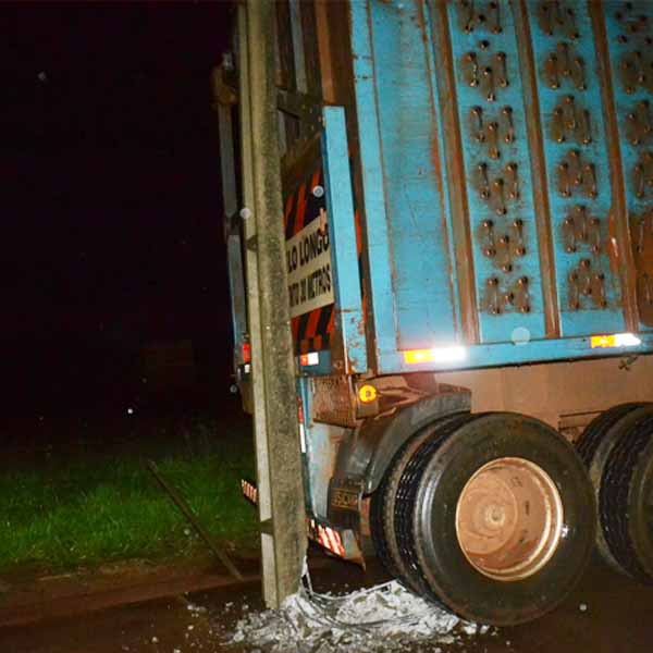 Semirreboque canavieiro desgovernado atinge poste no Distrito Industrial