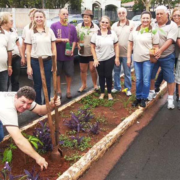 Lions Clube planta dezenas de mudas de árvores nativas na Av. Galdino