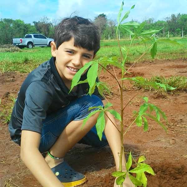 ONG Salvar e SABESP promovem ação ecológica plantando árvores