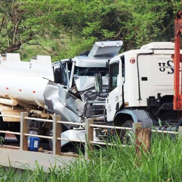 Motorista de caminhão-tanque morre após acidente em ponte de Ourinhos