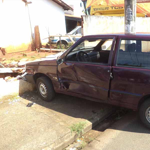 Em colisão, carro perde o controle e destrói parte de muro residencial