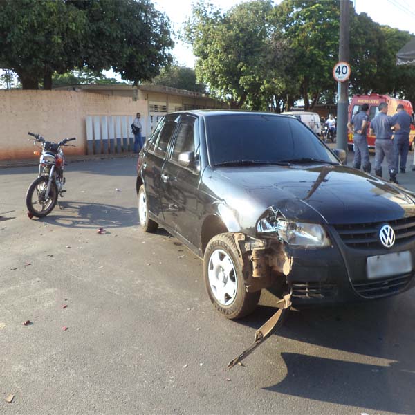 Carro 'fecha' moto e causa acidente em cruzamento de ruas
