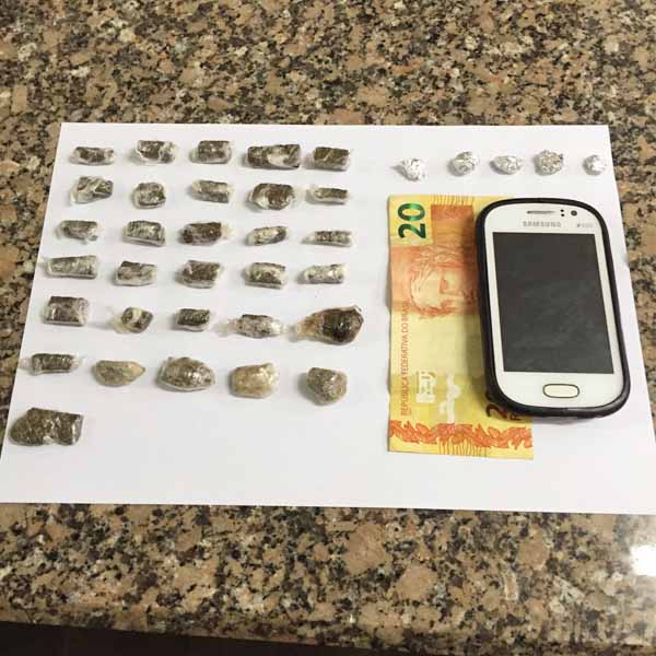 Adolescente é apreendido após cão farejador encontrar drogas escondidas em mata