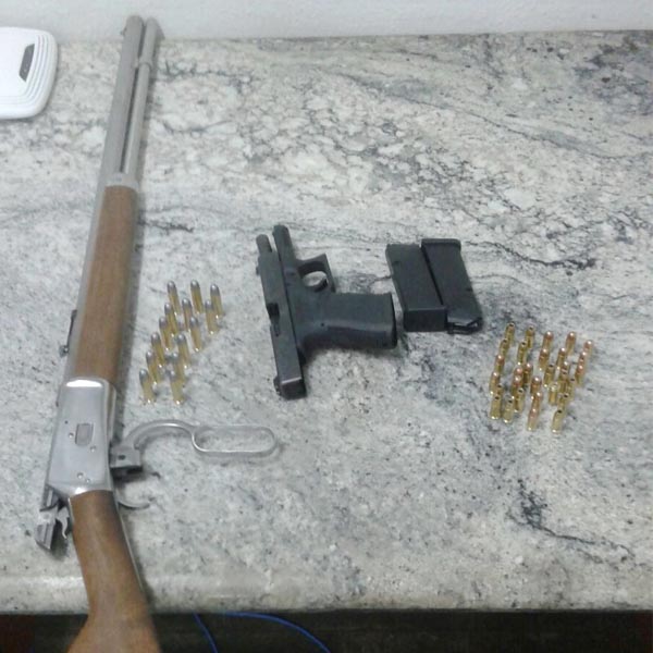 Armas são apreendidas após trio disparar tiros próximo a propriedade rural