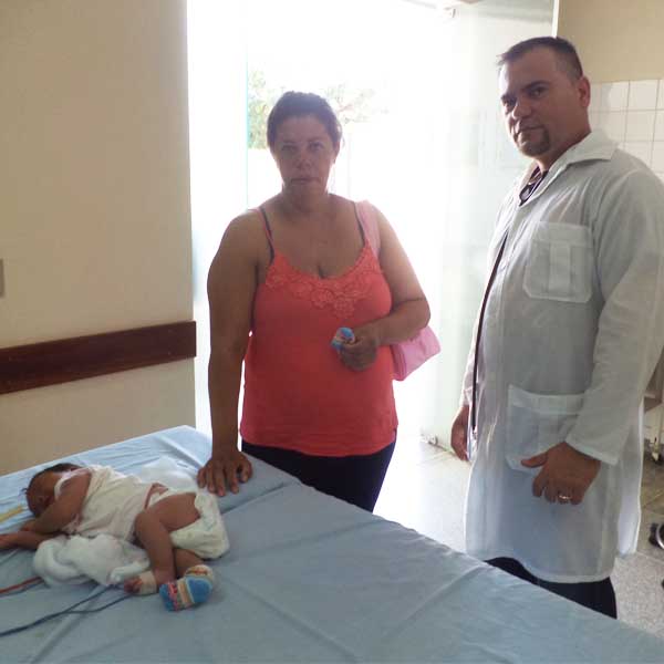 Mãe entra em desespero ao ver filha de 21 dias roxa e com dificuldades para respirar