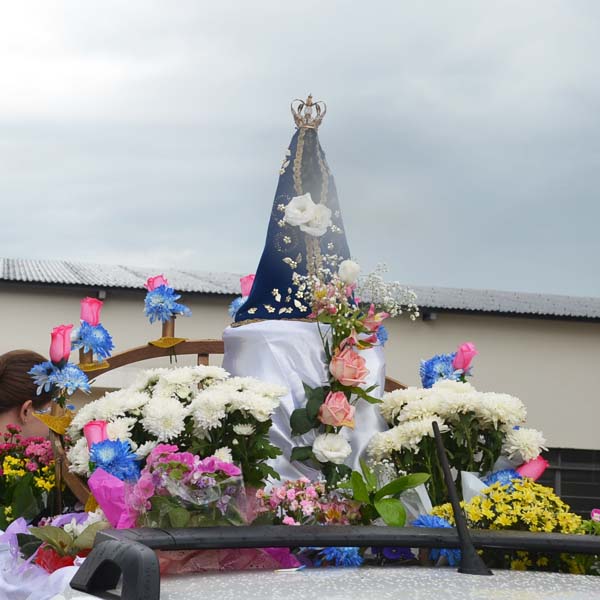 Fieis celebram Dia de Nossa Senhora Aparecida com carreata e missa