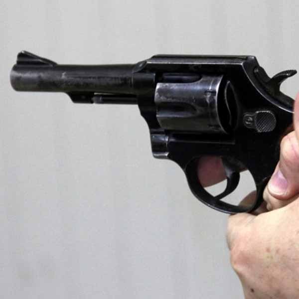 Criminosos rendem família e roubam residência em Cândido Mota