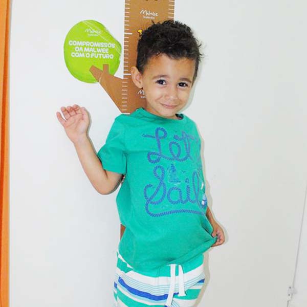 Todo simpático, Nicolas posa com as novidades do Planeta Kids