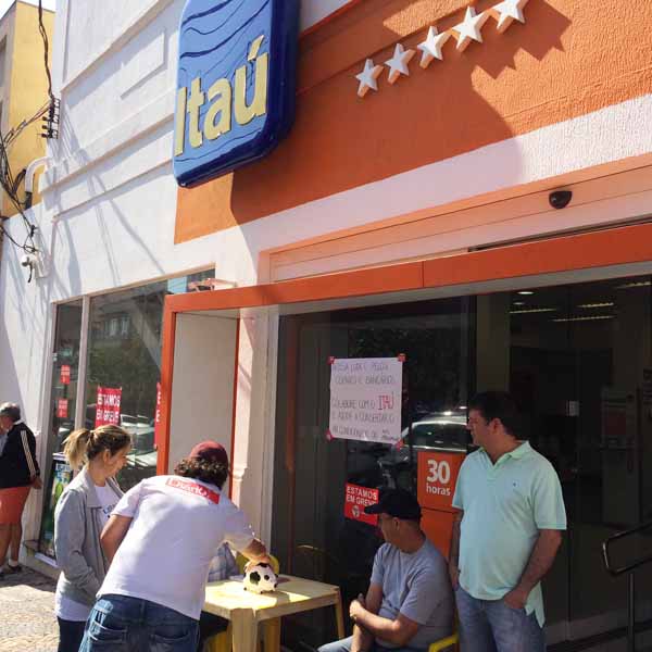 Bancários protestam em frente ao Itaú em Assis