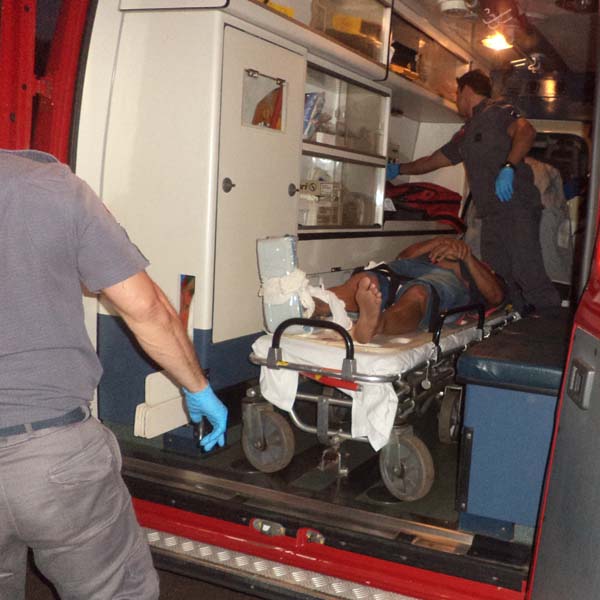Pneu de moto estoura e causa acidente com paraguaçuenses