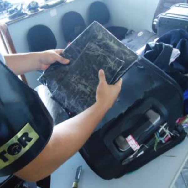 Passageira de 20 anos é presa com quase 2 kg de pasta base de cocaína