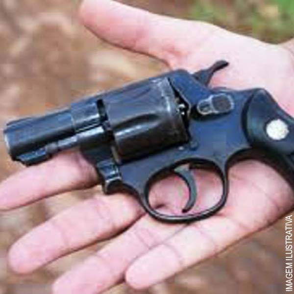 Garoto de 14 anos aluga arma por R$ 5,00 para dupla assaltar lanchonete em Paraguaçu