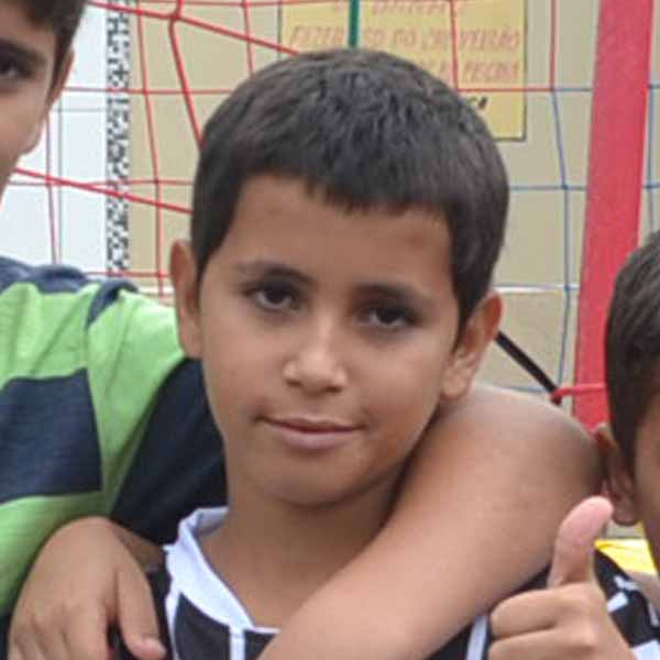 Gabriel Fernandes apaga velinhas
