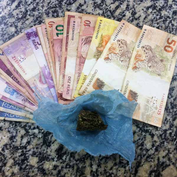 PM encontra 'pedaço' de maconha escondido em entulhos e leva jovem para a cadeia