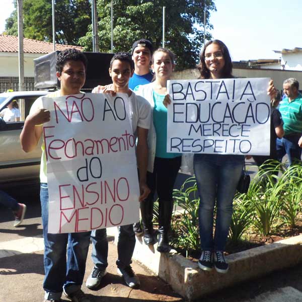 Alunos e professores protestam em Paraguaçu contra a reestruturação da escola 'Cene'