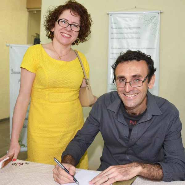 Paraguaçuense faz lançamento de livro de poesias na Biblioteca Municipal