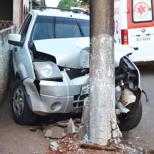 Carro fica com a frente destruída após colidir contra poste na Barra Funda