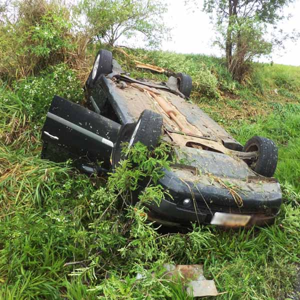Um dia após estar segurado, carro aquaplana e capota na rodovia Paraguaçu/Quatá