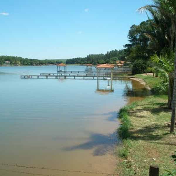 Água escura no balneário de Quatá causa preocupação a moradores