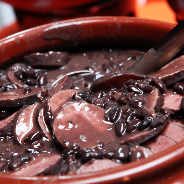 Brumado Restaurante & Churrascaria prepara deliciosa feijoada neste sábado