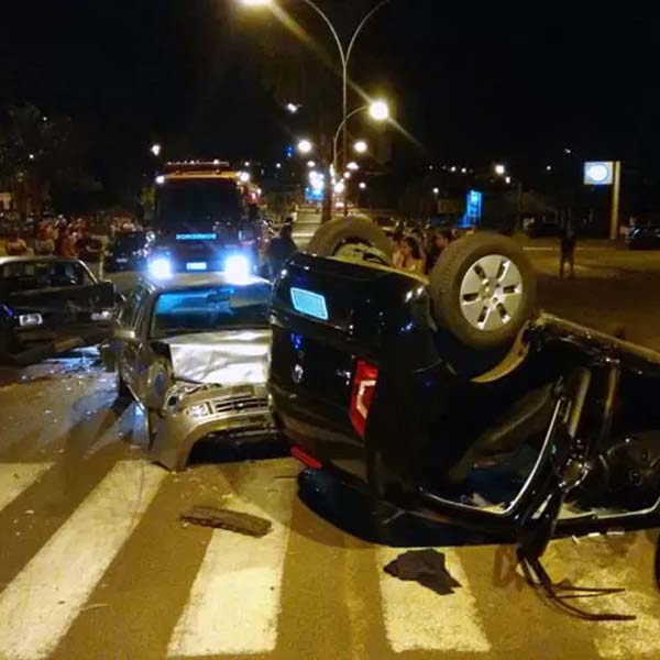 Durante 'racha', carros batem em veículo e dois ficam feridos em Rancharia