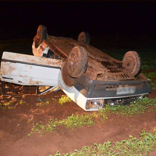 Veículo capotado é encontrado abandonado em vicinal