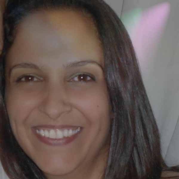 Elaine Estela comemora mais um ano de vida nesta segunda feira.