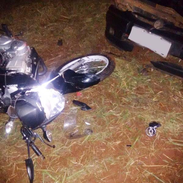 Moto é colidida por carro que tentava ultrapassar caminhão